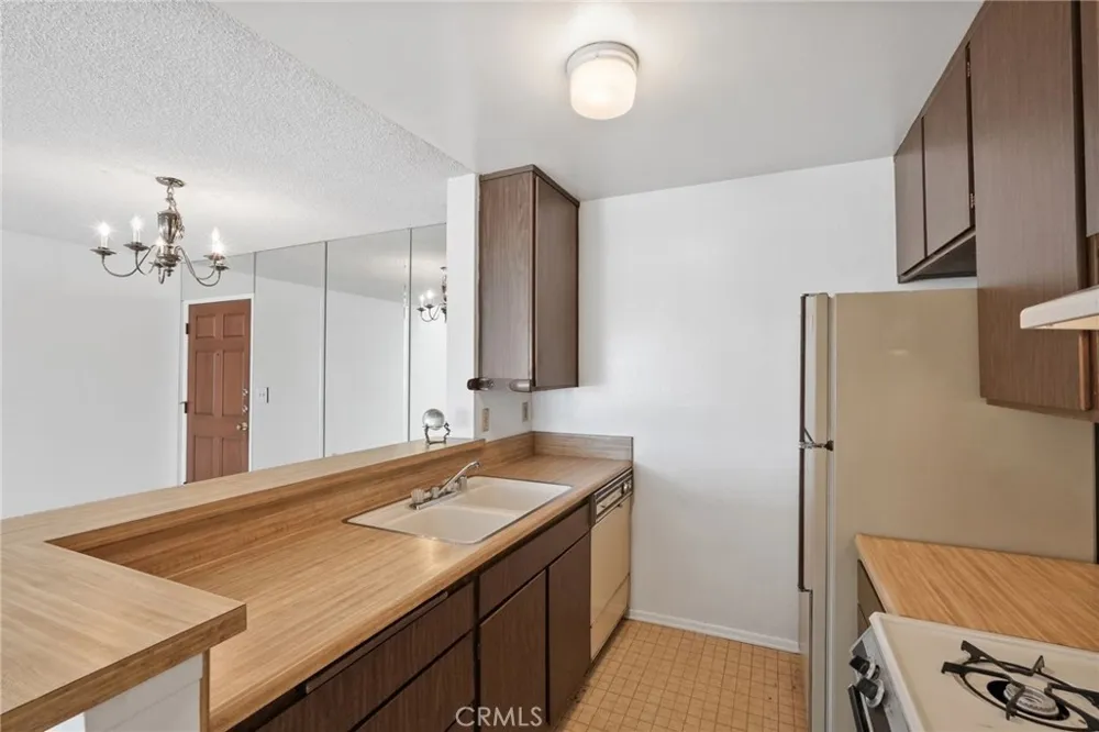 18645 Hatteras St #234 Tarzana, CA 91356