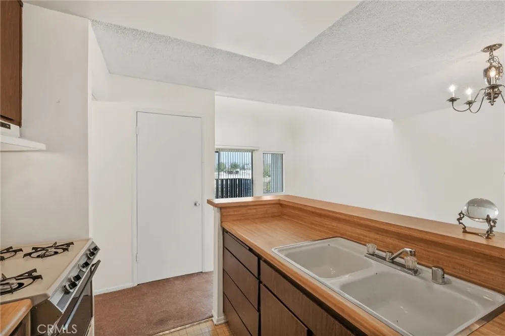 18645 Hatteras St #234 Tarzana, CA 91356