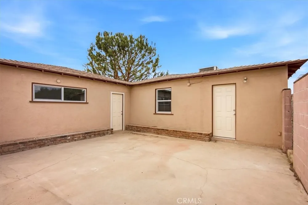 548 E Etiwanda Rialto, CA 92376