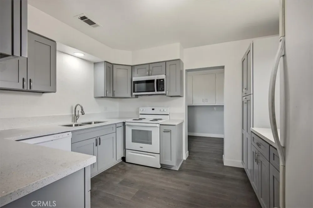 548 E Etiwanda Rialto, CA 92376
