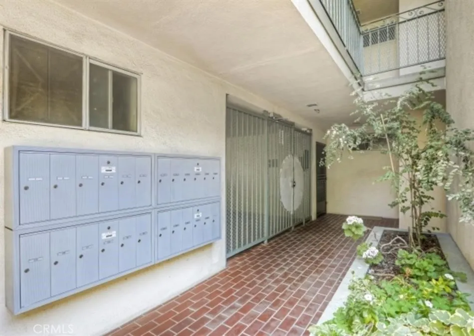 4614 Finley Los Angeles, CA 90027
