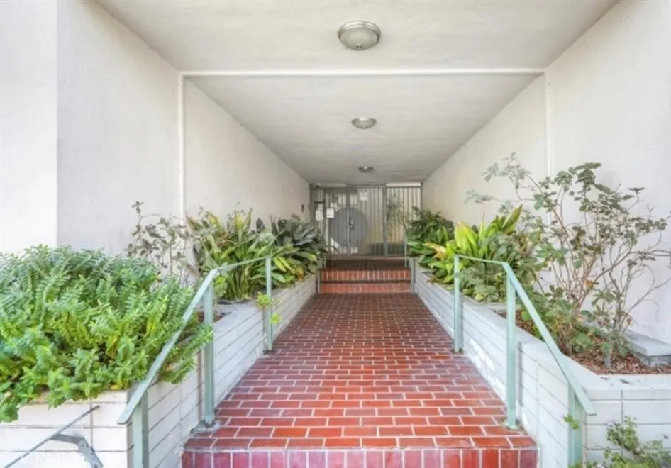 4614 Finley Los Angeles, CA 90027