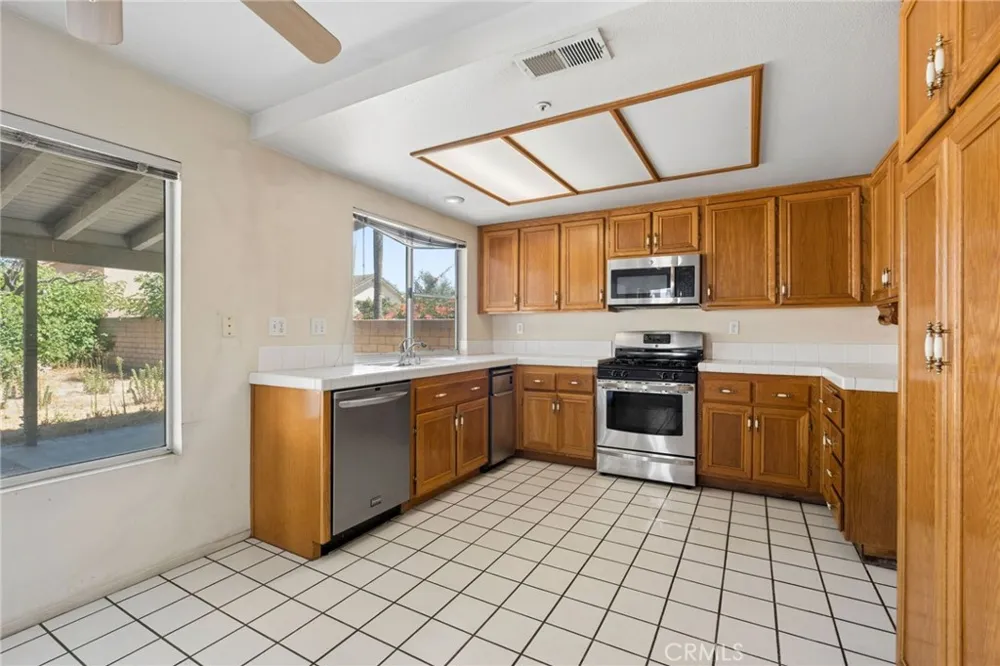 6613 Blanchard Fontana, CA 92336
