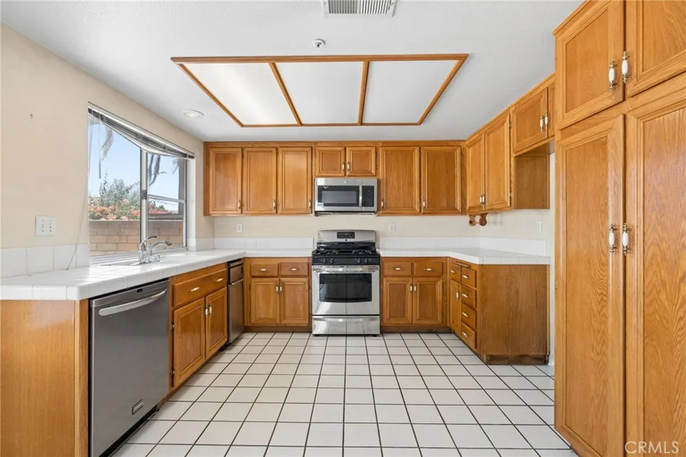 6613 Blanchard Fontana, CA 92336