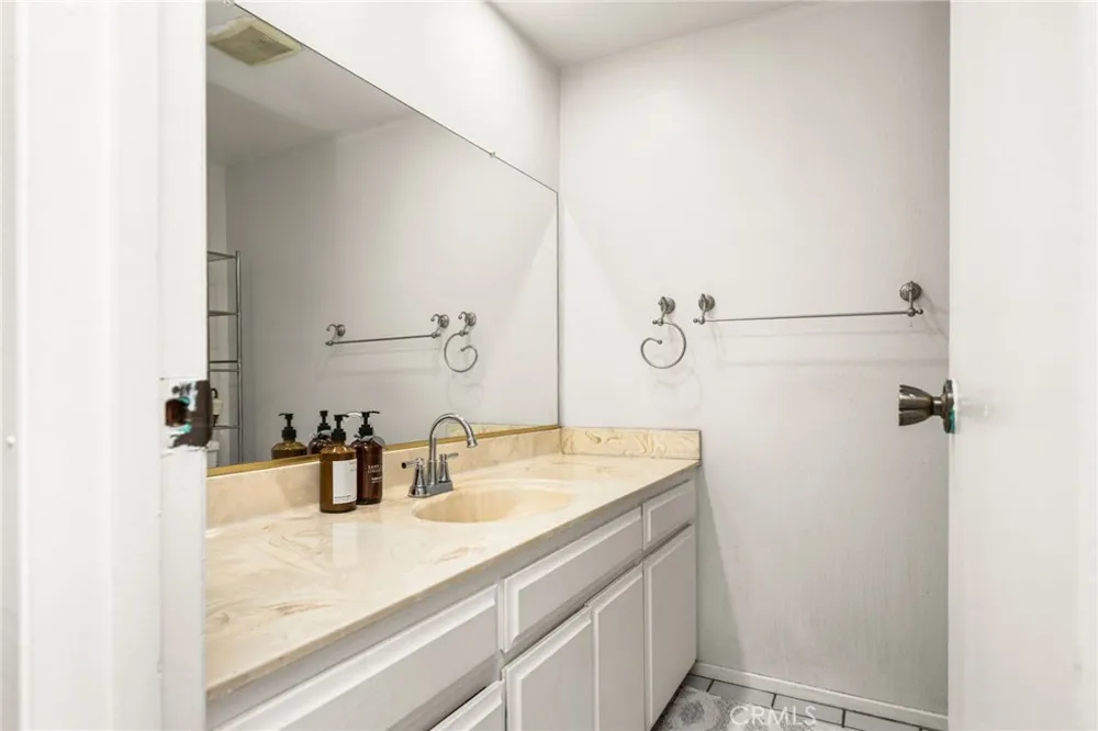 320 W 220th Unit 4 Carson, CA 90745