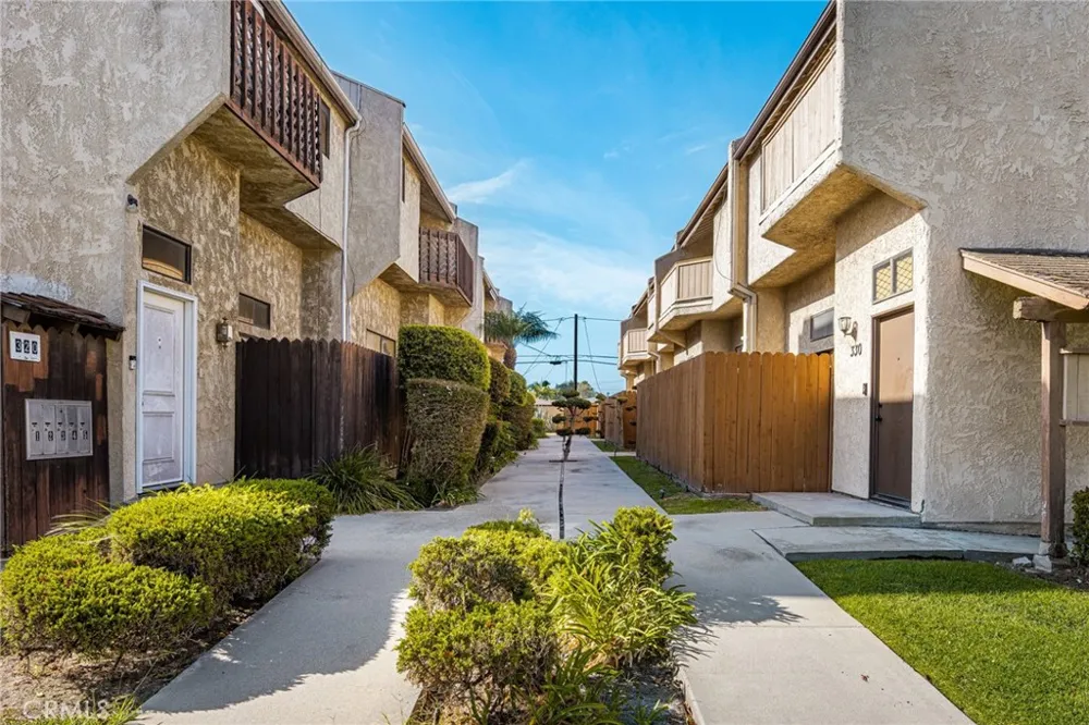 320 W 220th Unit 4 Carson, CA 90745