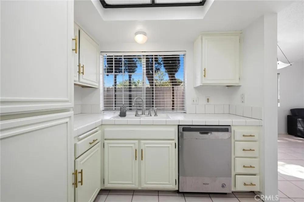 14380 Foothill Blvd #1 Los Angeles, CA 91342