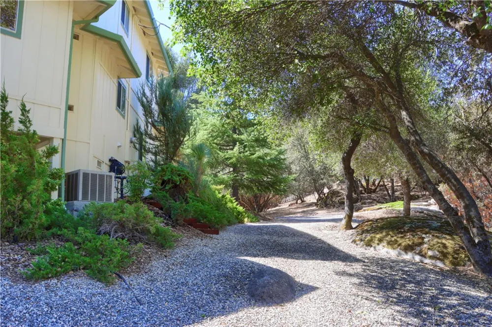 38393 Crestview Lane Oakhurst, CA 93644