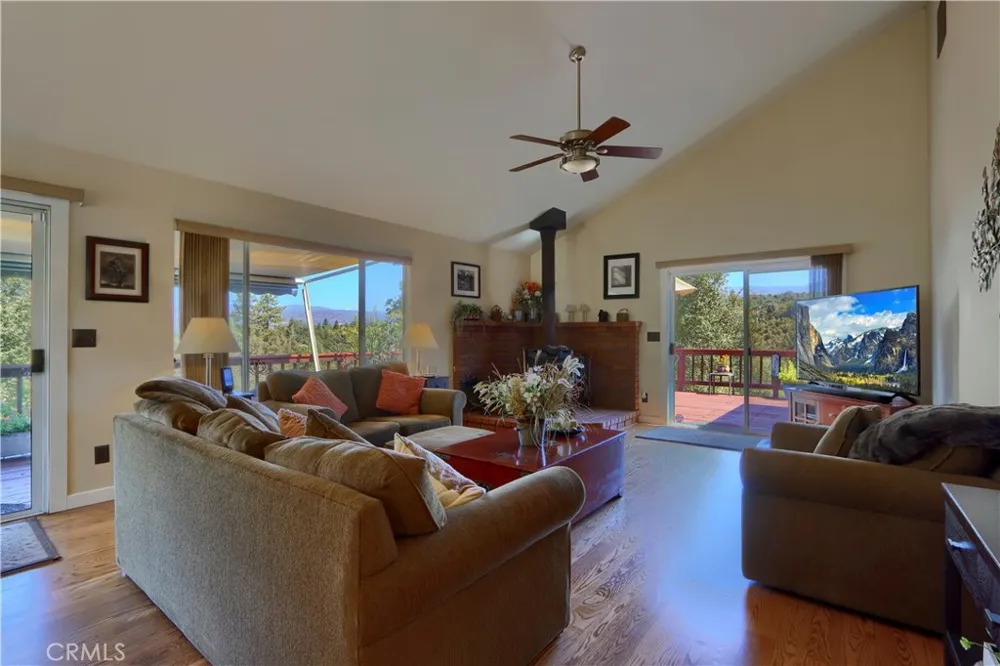 38393 Crestview Lane Oakhurst, CA 93644