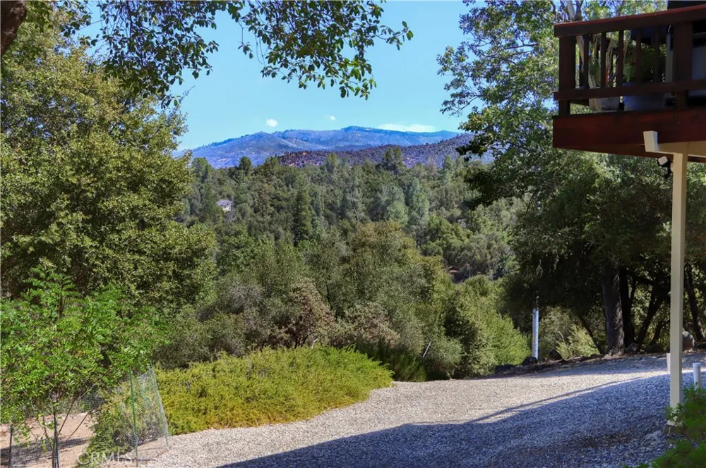 38393 Crestview Lane Oakhurst, CA 93644