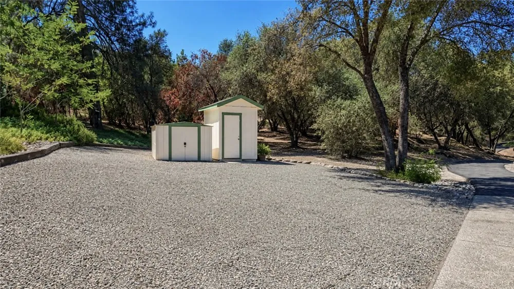 38393 Crestview Lane Oakhurst, CA 93644