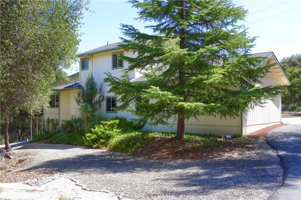 38393 Crestview Lane Oakhurst, CA 93644