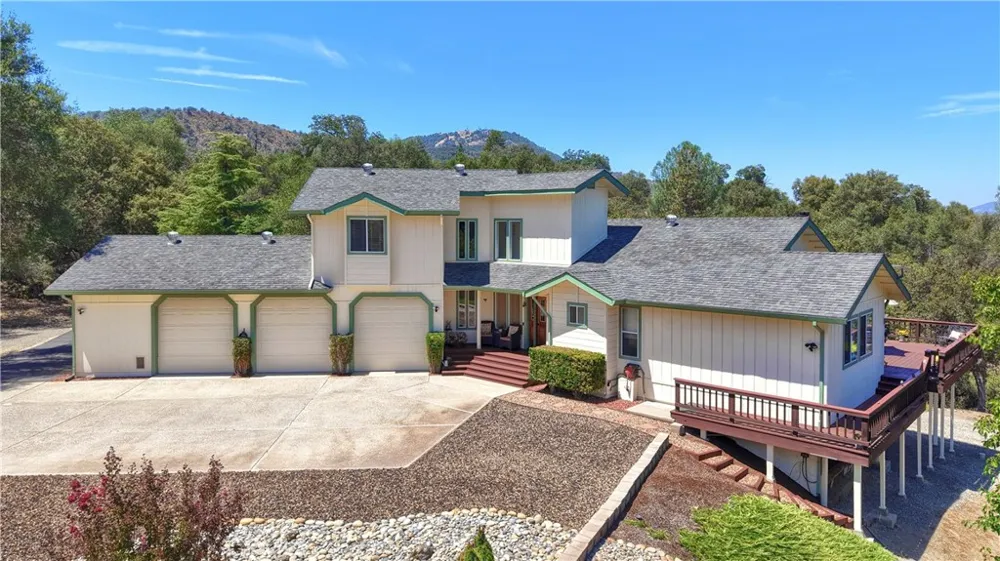 38393 Crestview Lane Oakhurst, CA 93644