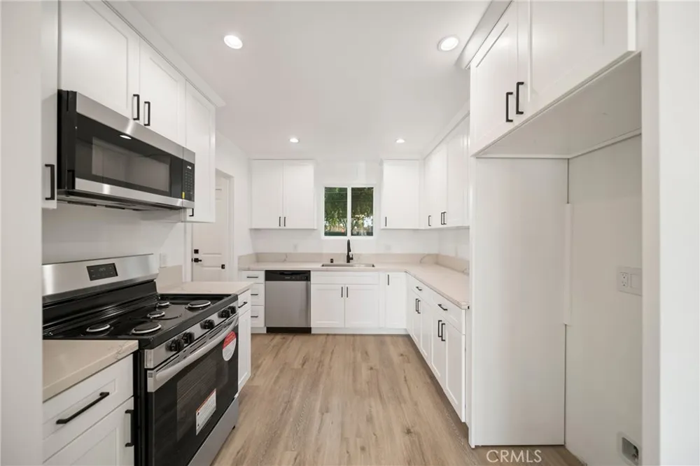 6714 Jellico Lake Balboa, CA 91406