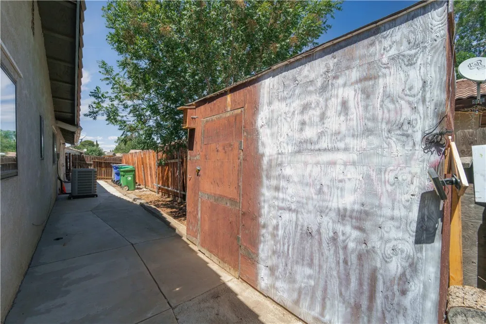 43732 La Paz Lancaster, CA 93535
