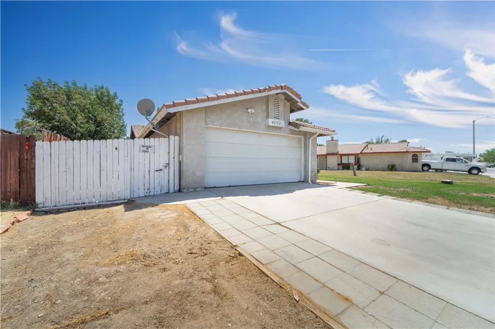 43732 La Paz Lancaster, CA 93535