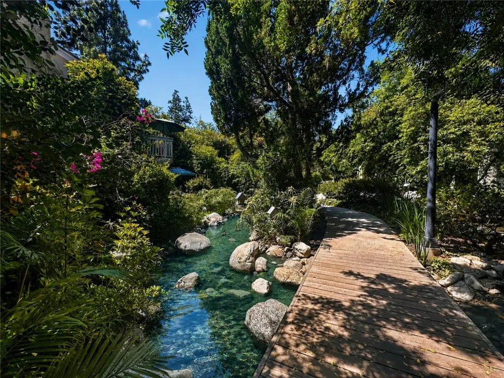 7131 Farralone #46 Canoga Park, CA 91303