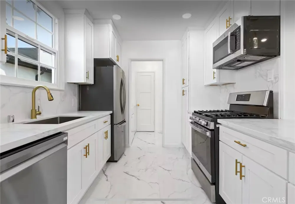 13831 Bessemer Valley Glen, CA 91401