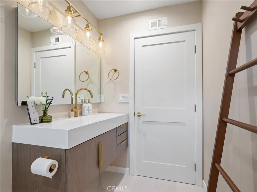7819 Goldmine Lane Lake Balboa, CA 91406