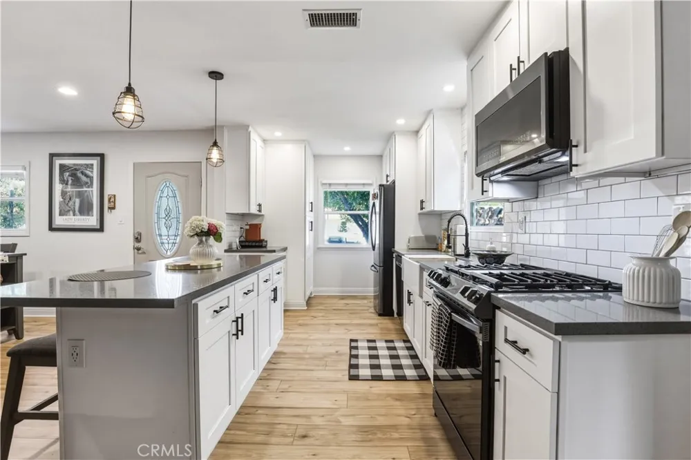 7817 Louise Avenue Northridge, CA 91325