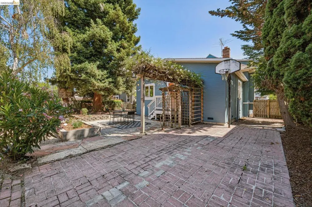 1883 Harmon St Berkeley, CA 94703