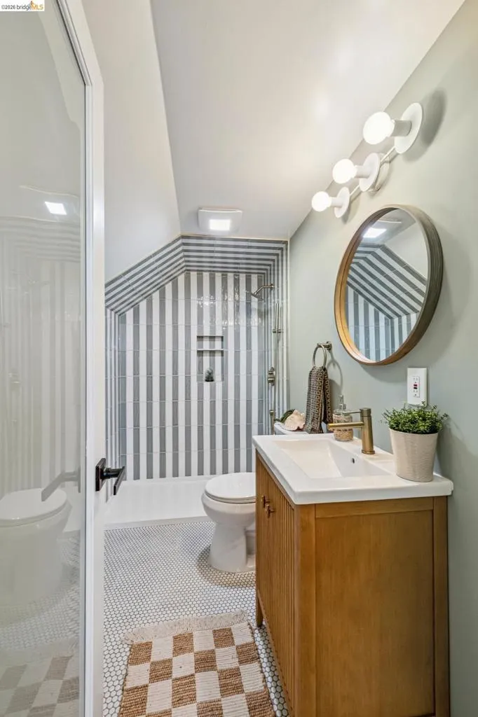 1883 Harmon St Berkeley, CA 94703