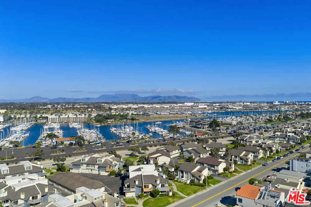 4532 La Brea Street Oxnard, CA 93035