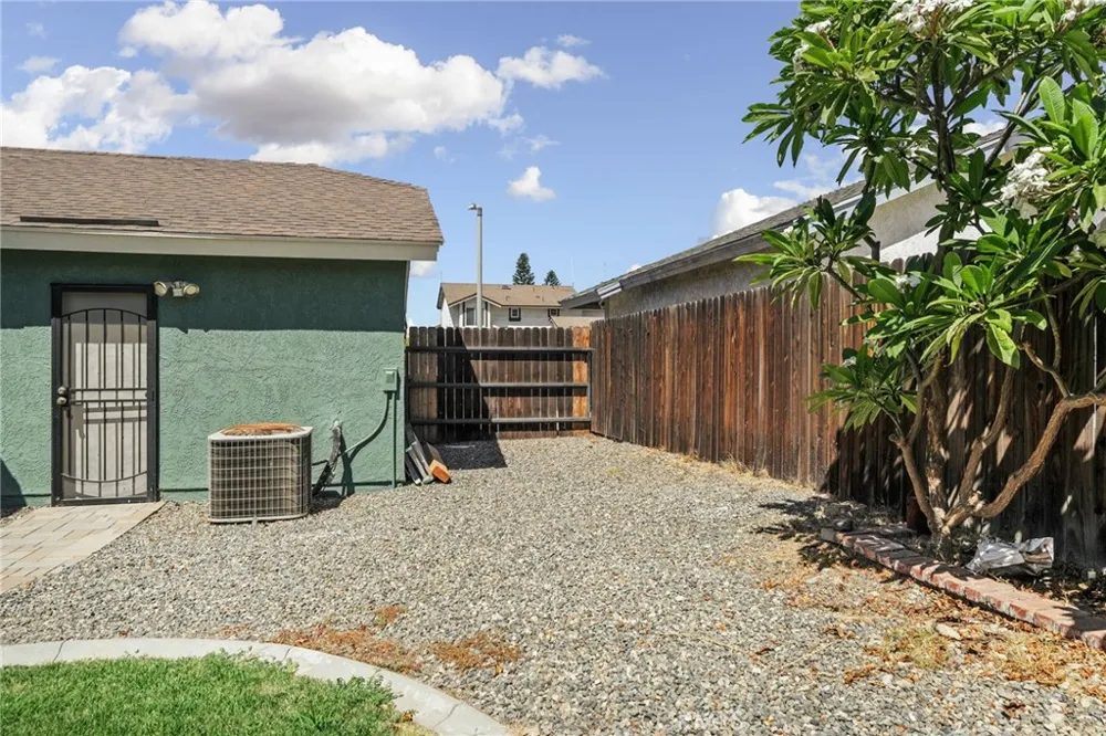7553 Niagara Fontana, CA 92336