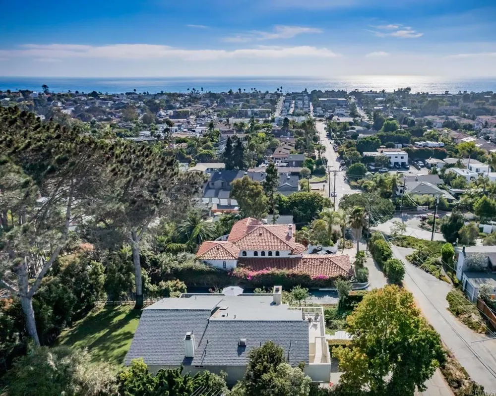 279 Hillcrest Drive Encinitas, CA 92024