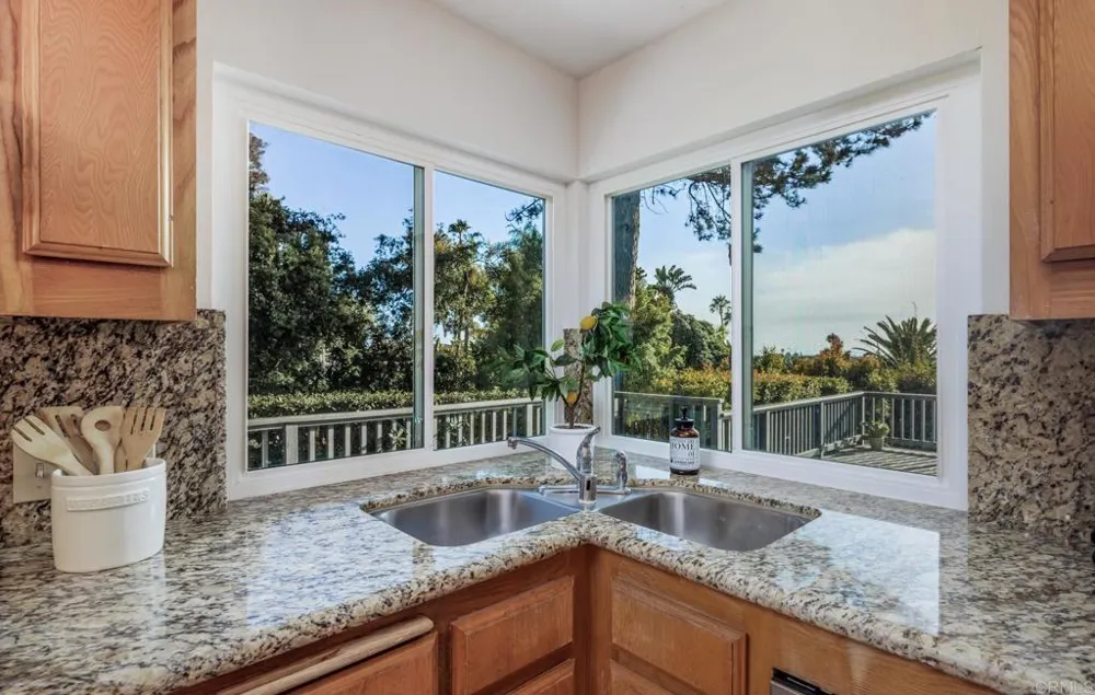 279 Hillcrest Drive Encinitas, CA 92024