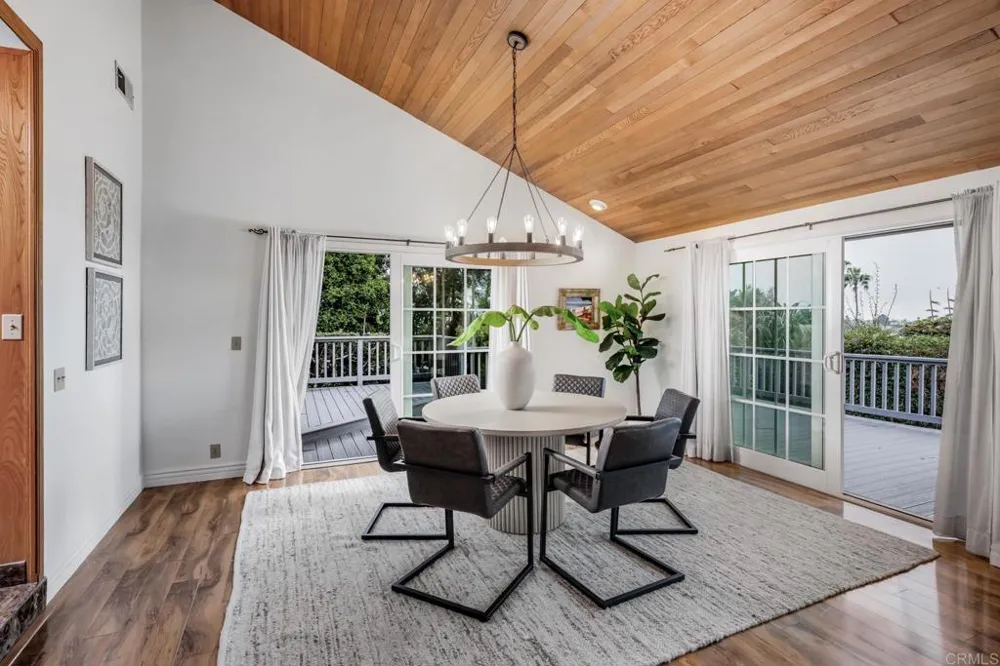 279 Hillcrest Drive Encinitas, CA 92024