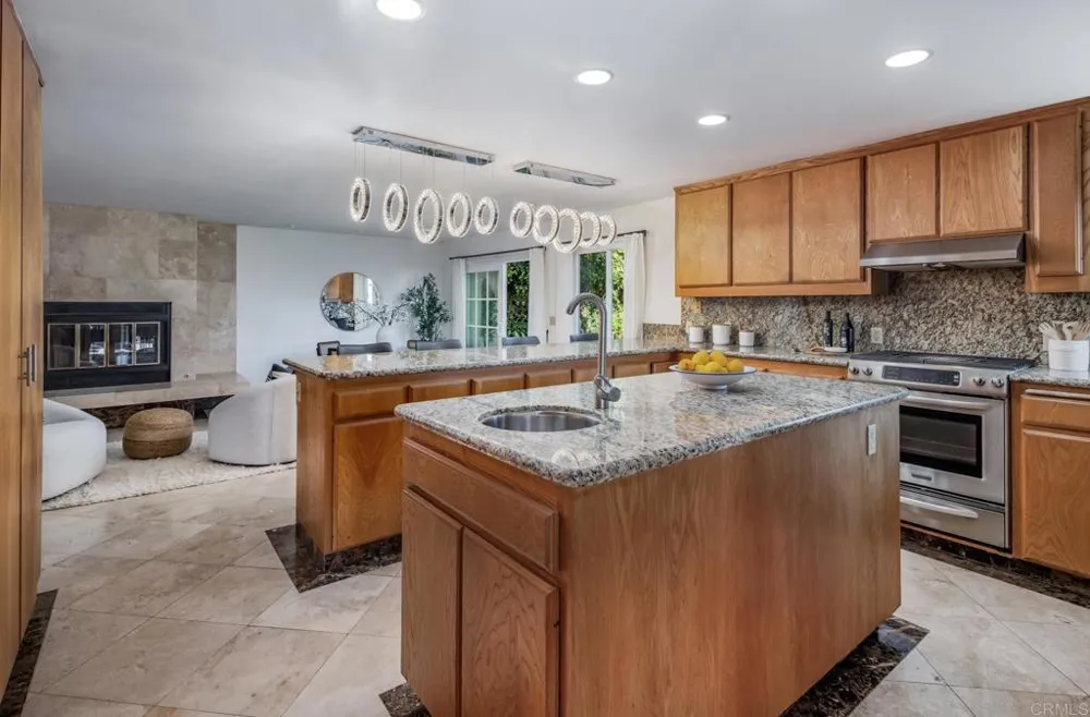 279 Hillcrest Drive Encinitas, CA 92024