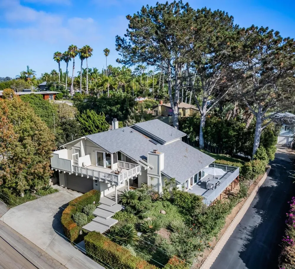 279 Hillcrest Drive Encinitas, CA 92024