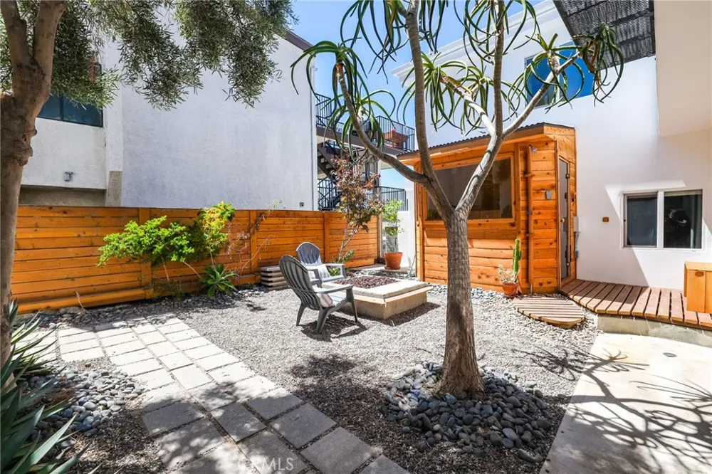 2076 Stanley Avenue Signal Hill, CA 90755
