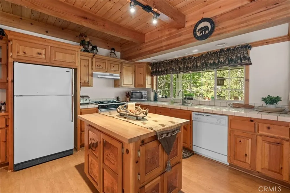 416 Pineview Big Bear City, CA 92314
