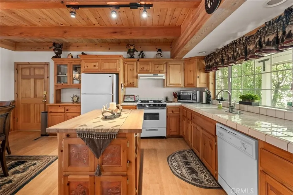 416 Pineview Big Bear City, CA 92314