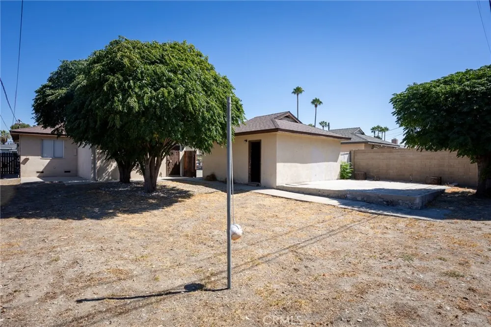 16563 Barbee Fontana, CA 92336