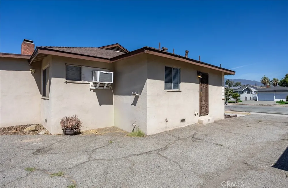16563 Barbee Fontana, CA 92336