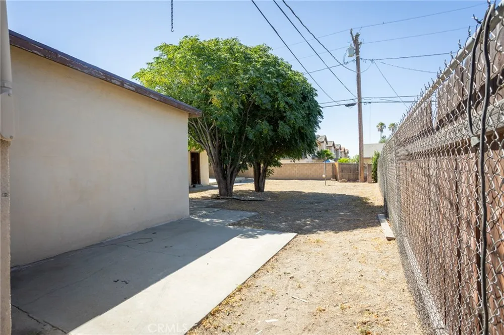 16563 Barbee Fontana, CA 92336