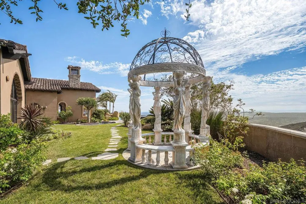 8619 Via Rancho Cielo Rancho Santa Fe, CA 92067
