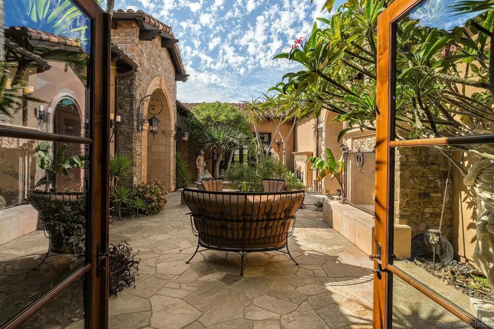 8619 Via Rancho Cielo Rancho Santa Fe, CA 92067