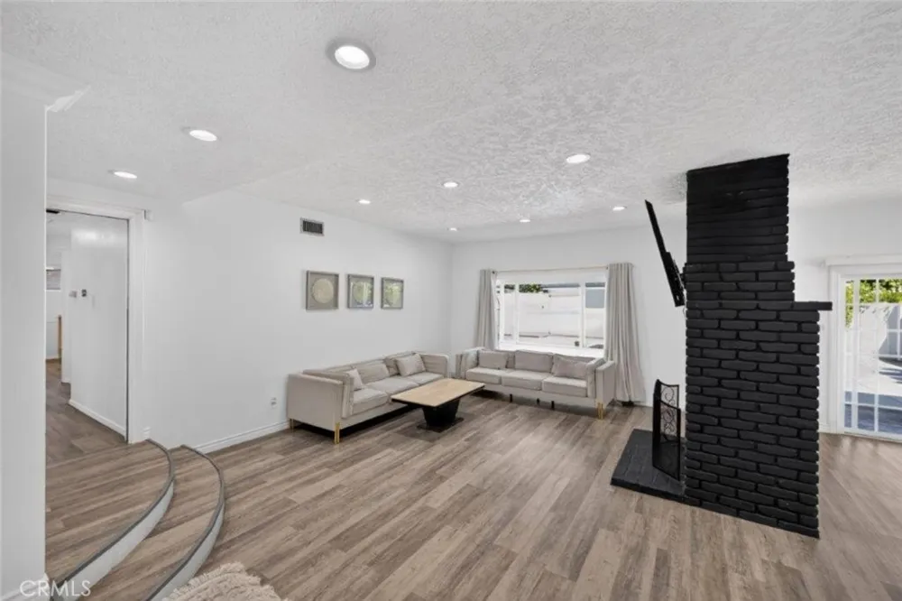 16003 Dearborn Street North Hills, CA 91343