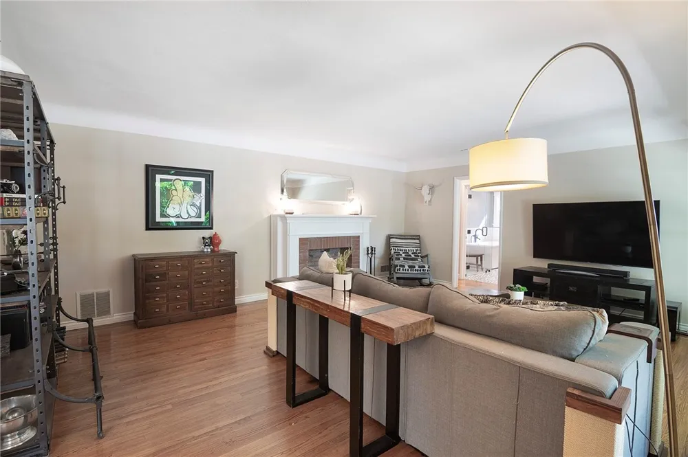 10703 Collins Street North Hollywood, CA 91601
