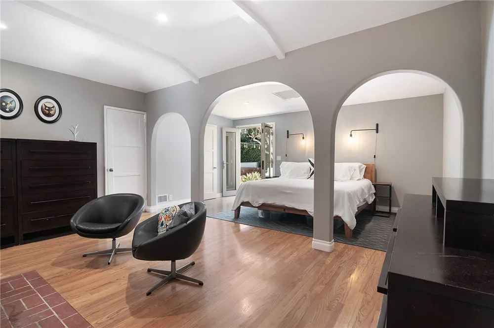 10703 Collins Street North Hollywood, CA 91601