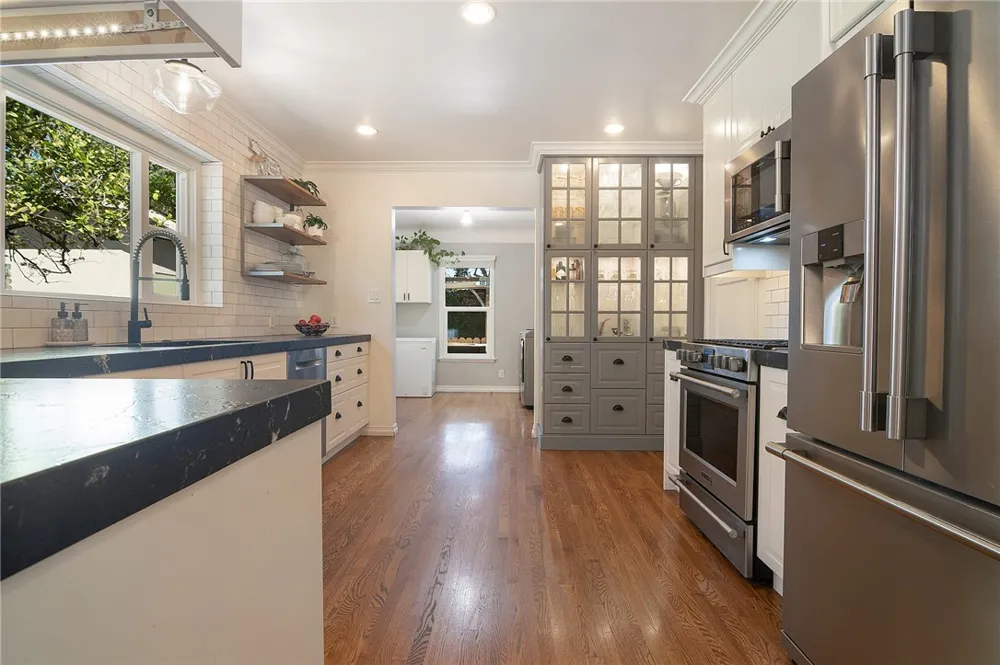 10703 Collins Street North Hollywood, CA 91601