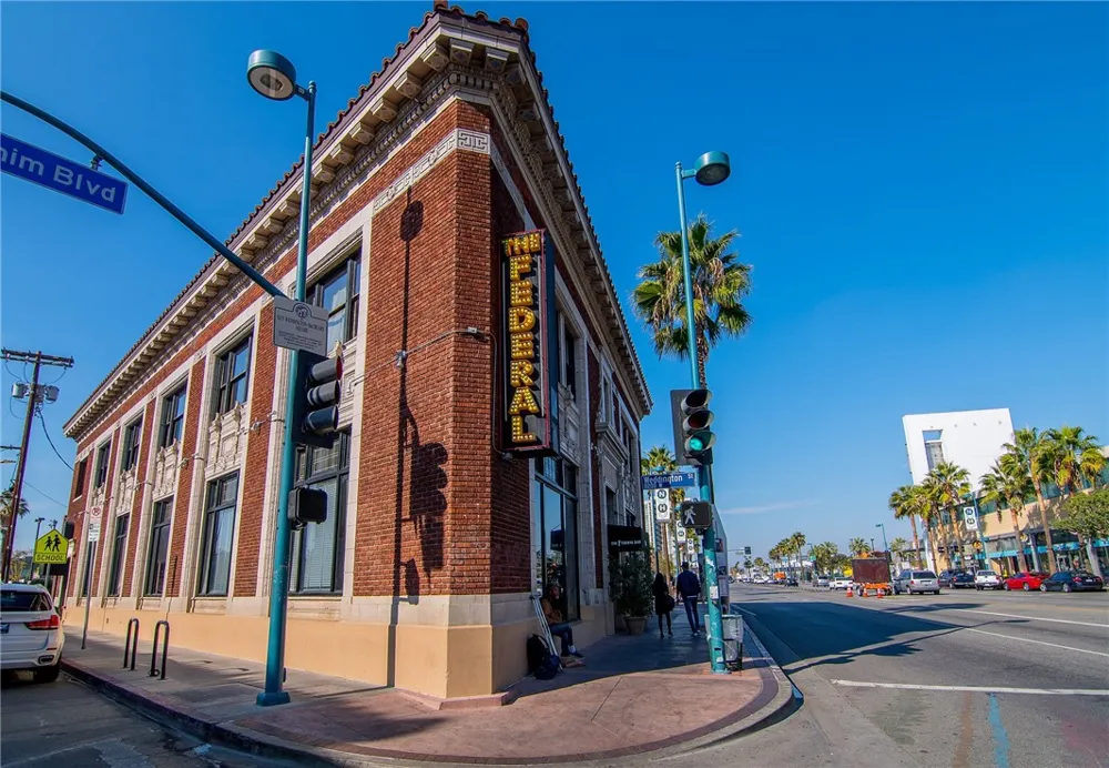 10703 Collins Street North Hollywood, CA 91601