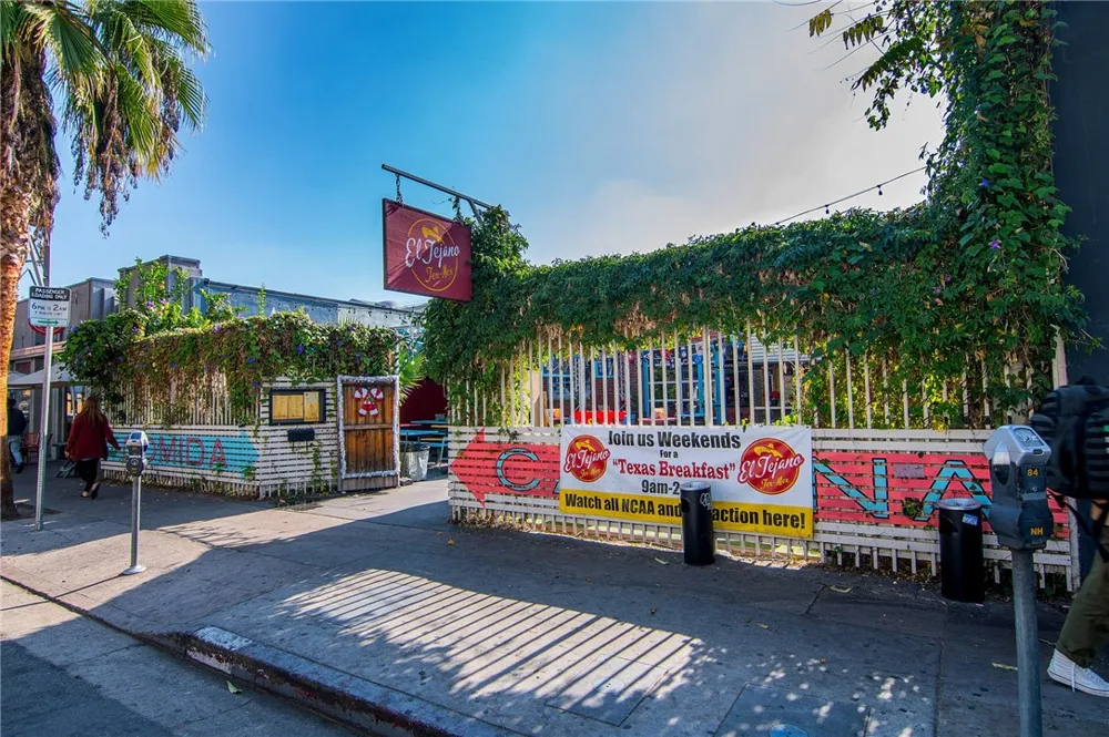 10703 Collins Street North Hollywood, CA 91601