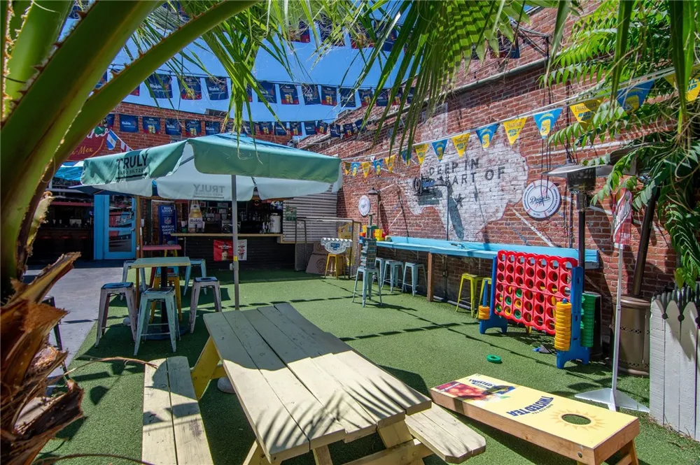 10703 Collins Street North Hollywood, CA 91601