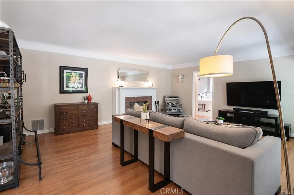 10703 Collins Street North Hollywood, CA 91601