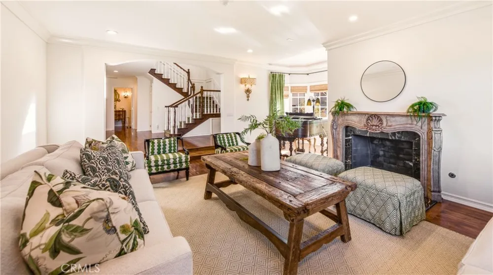 19501 Weeburn Court Tarzana, CA 91356
